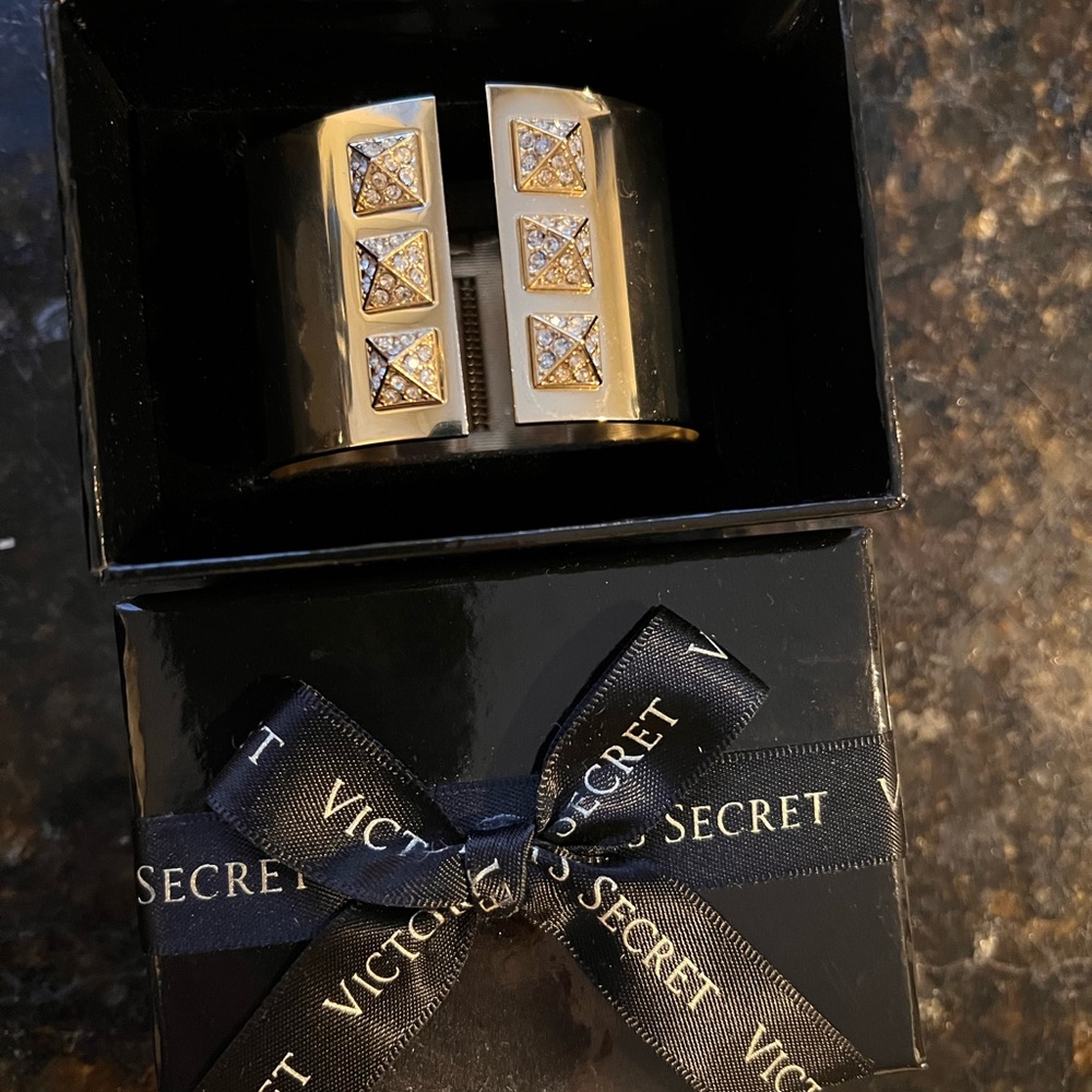 Victoria’s Secret Gold Crystal Studded Cuff NIB Gift Box Statement Bracelet - Picture 9 of 14
